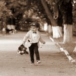 男の子だっておめかししたい！蝶ネクタイ付きベビーロンパース