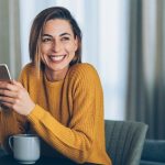 ジャケット下でもスッキリ見せる！色違いで欲しくなる柔らかリブニット