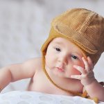 赤ちゃんも一緒におめかし!サスペンダープリントのロンパース