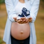 妊娠初期から臨月まで便利なコットンチノマタニティワイドパンツ