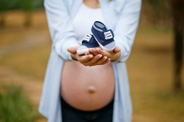 妊娠初期から臨月まで便利なコットンチノマタニティワイドパンツ